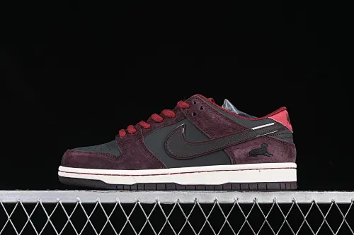 All categories Nk SB Dunk Series Nk SB Dunk Low low-top sneakers K version Riot Skateshop x Nk SB Dunk Low joint model Bordeaux red low-top casual sneakers FZ1289-200